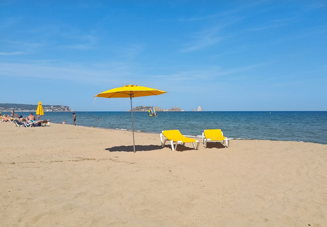 Casa adossada en Torroella de Montgri - Casa amb garatge prop de la platja