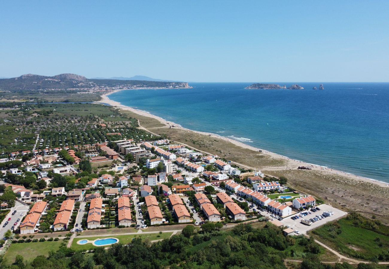 Casa adossada en Torroella de Montgri - Casa amb garatge a prop de la platja amb piscina comunitària