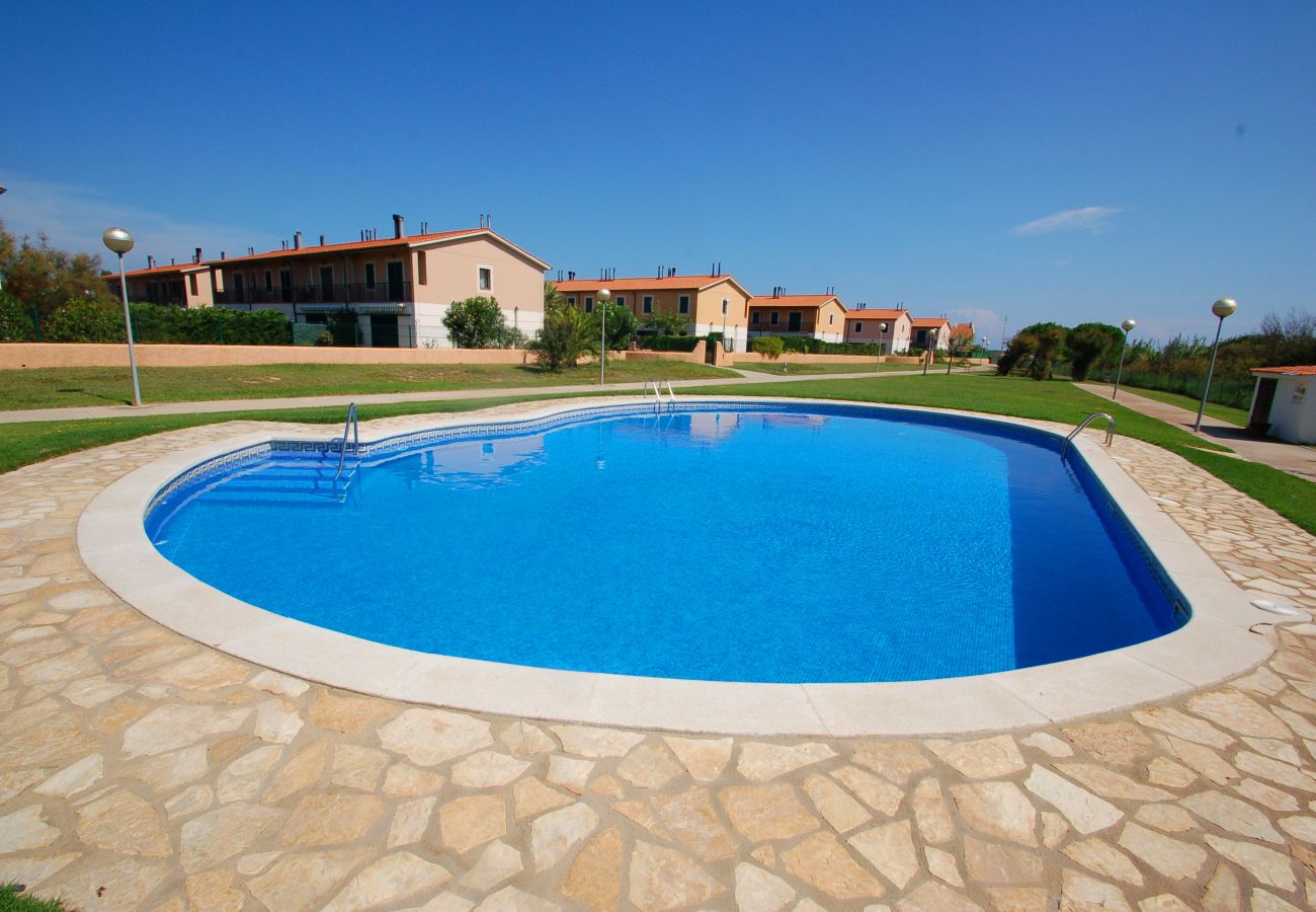 Casa adossada en Torroella de Montgri - Casa amb garatge a prop de la platja amb piscina comunitària