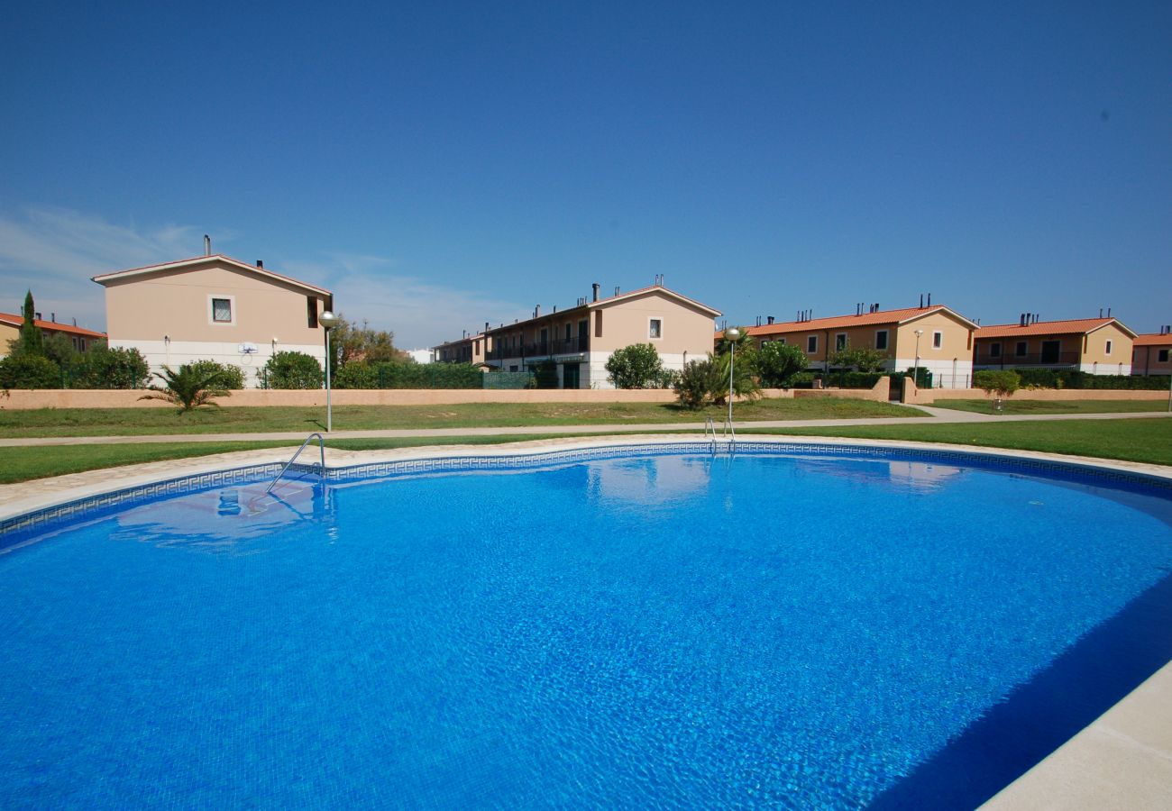 Casa adossada en Torroella de Montgri - Casa amb garatge a prop de la platja amb piscina comunitària