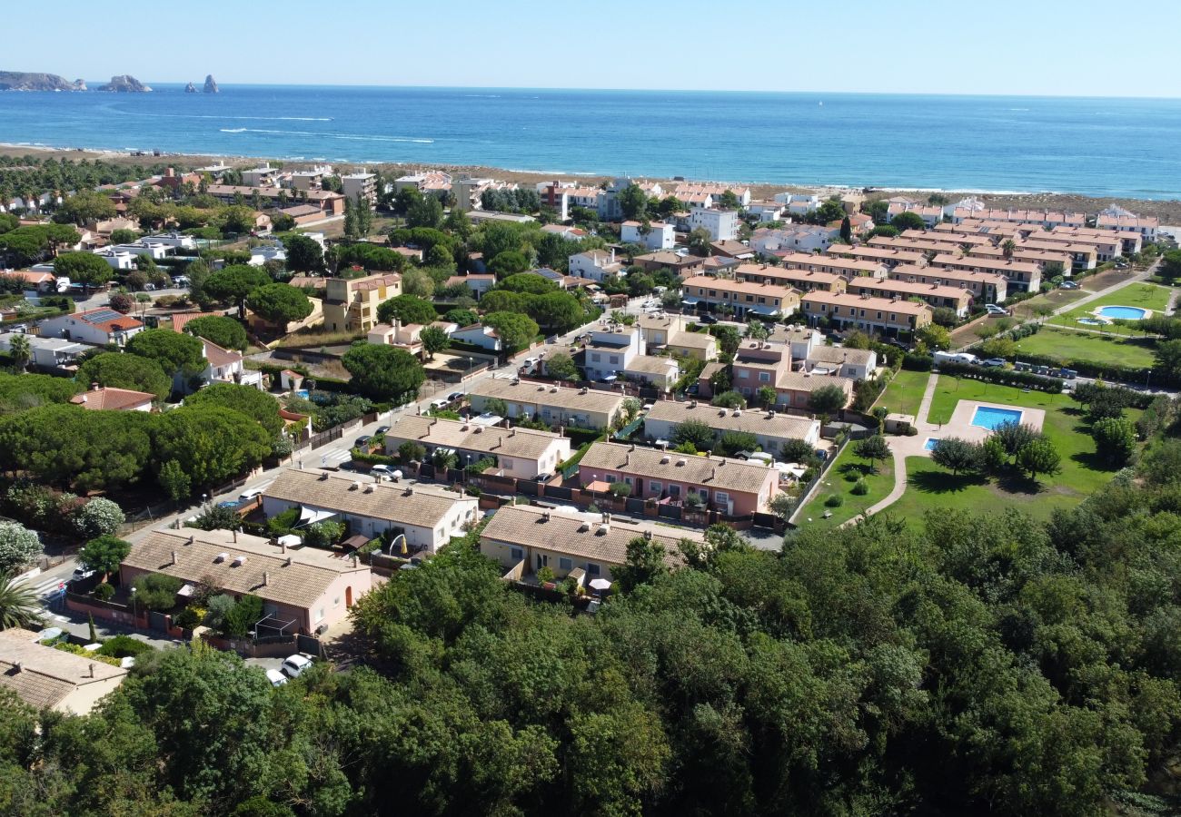 Casa adossada en Torroella de Montgri - Casa amb garatge a prop de la platja amb piscina comunitària