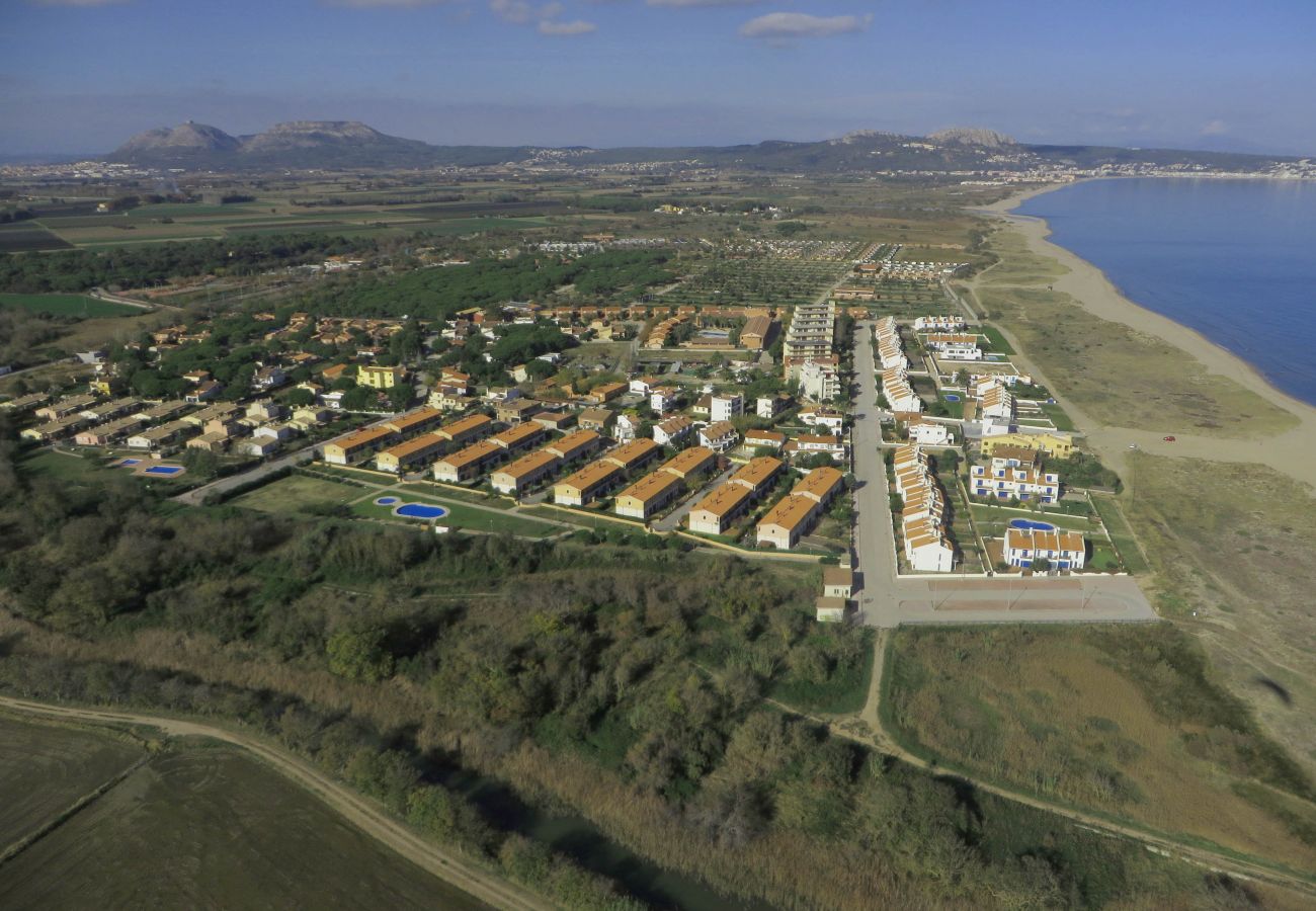 Casa adossada en Torroella de Montgri - Casa amb garatge a prop de la platja amb piscina comunitària