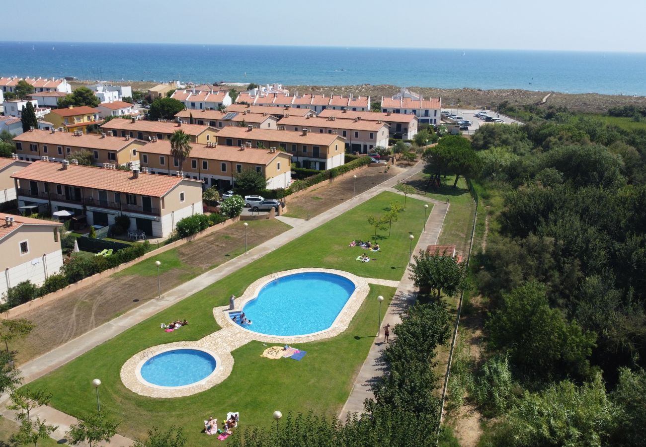 Casa adossada en Torroella de Montgri - Casa amb garatge a prop de la platja amb piscina comunitària