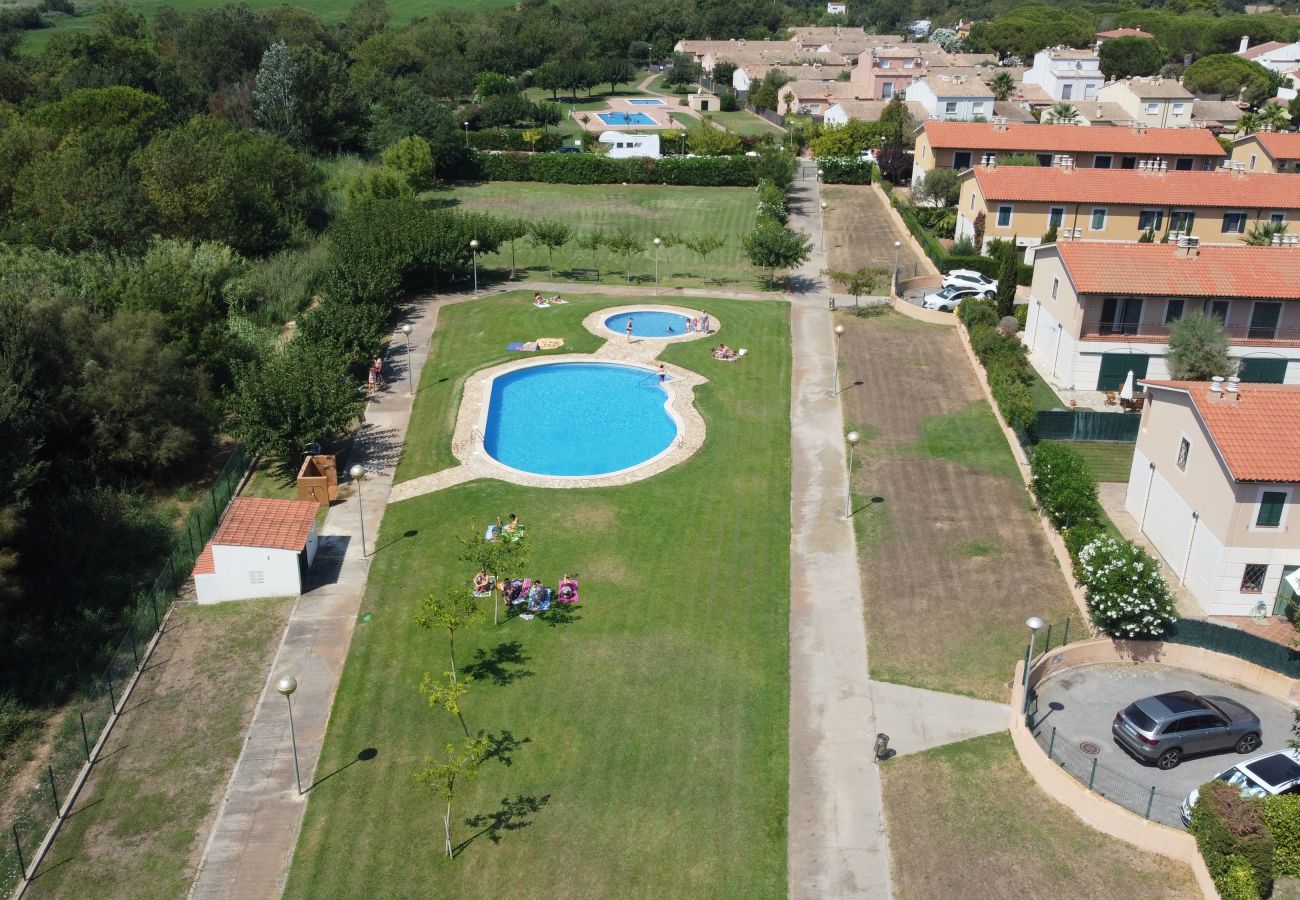 Casa adossada en Torroella de Montgri - Casa amb garatge a prop de la platja amb piscina comunitària