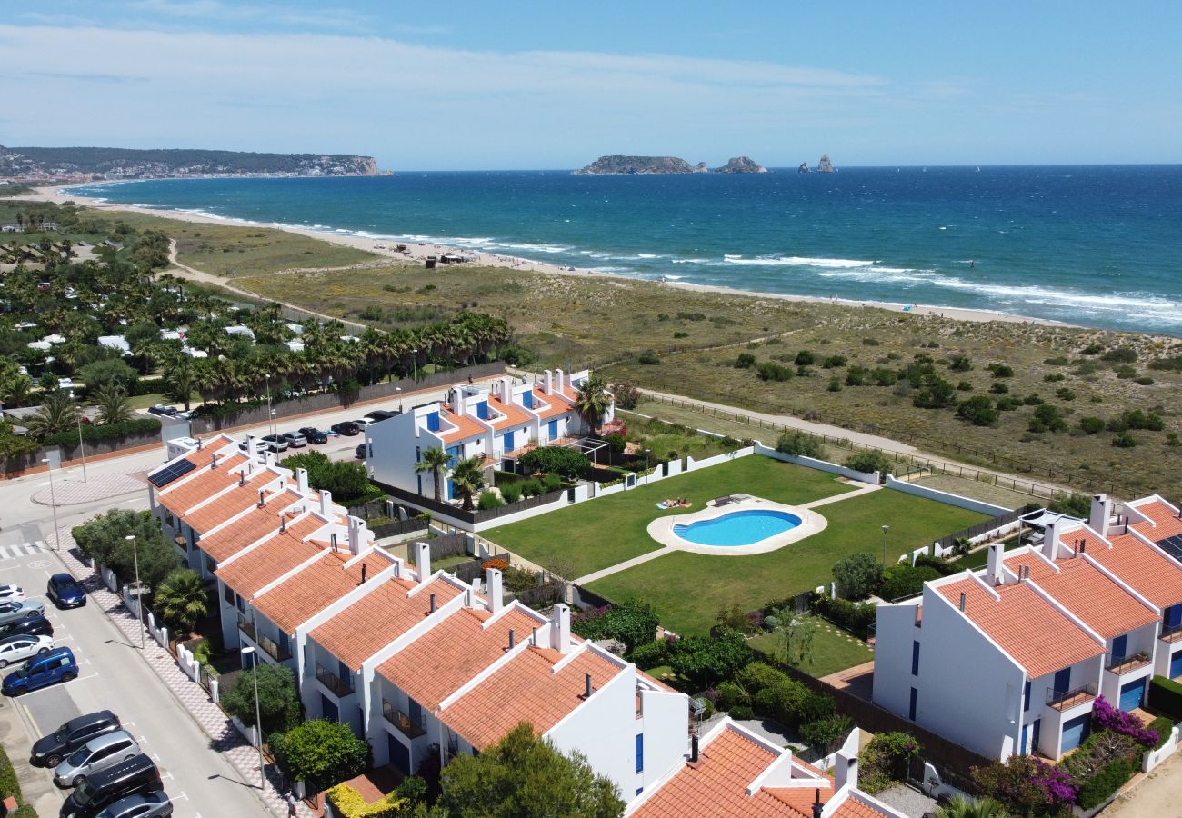 Xalet Adossat en Torroella de Montgri - Casa 9 a primera línia de mar amb piscina