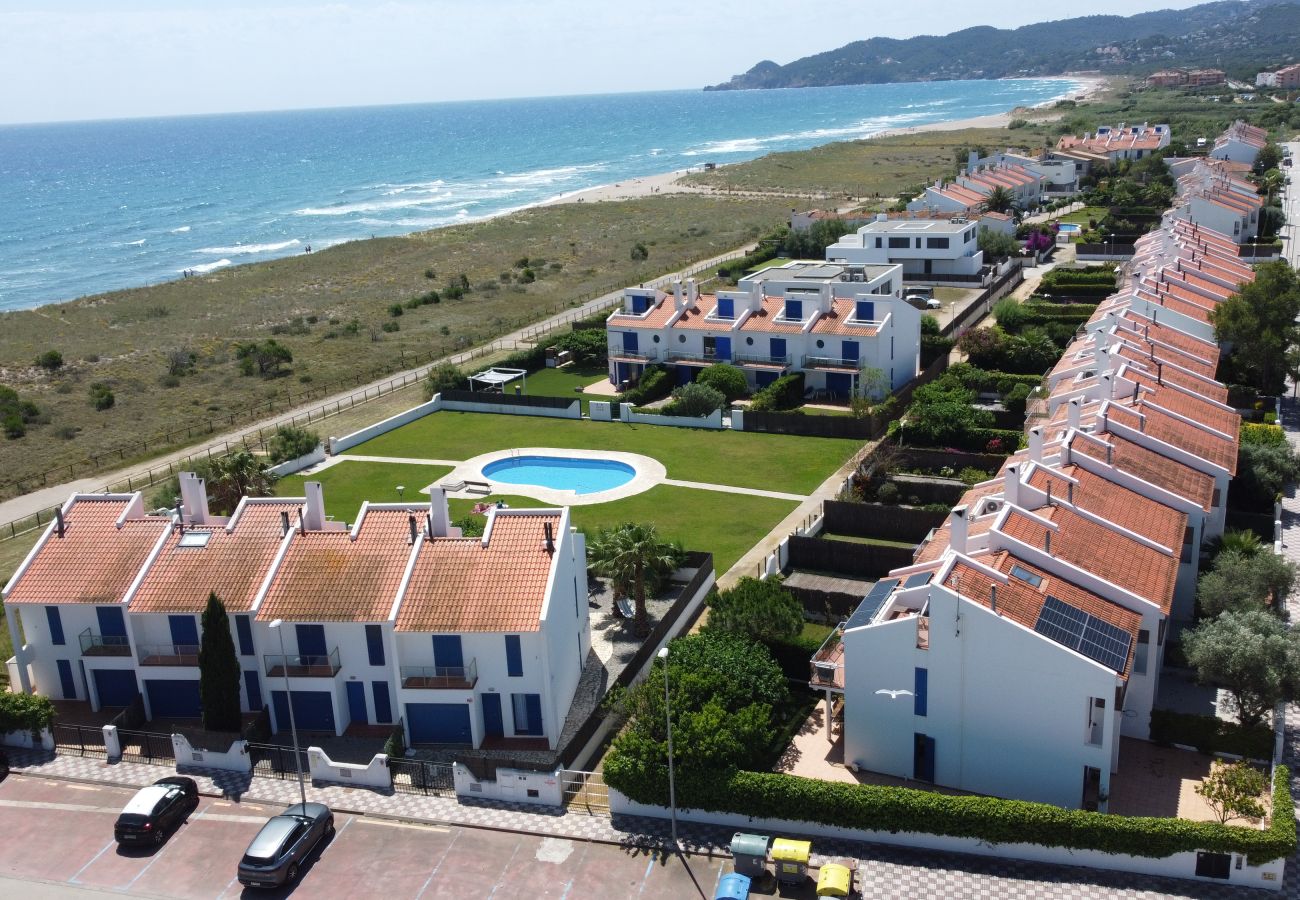 Xalet Adossat en Torroella de Montgri - Casa 9 a primera línia de mar amb piscina