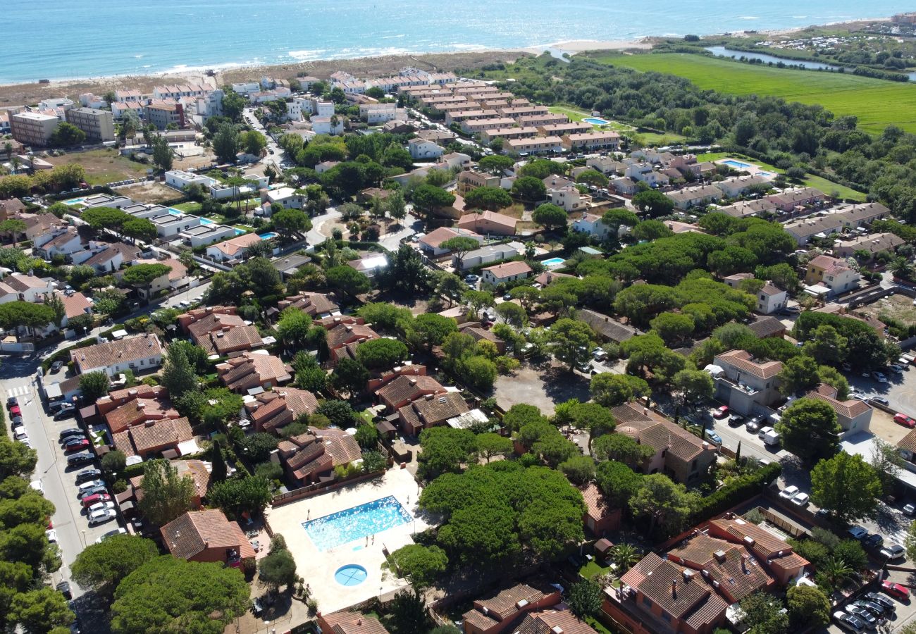 Casa adossada en Torroella de Montgri - Casa 124126 amb jardí privat i piscina comunitària a prop de la platja