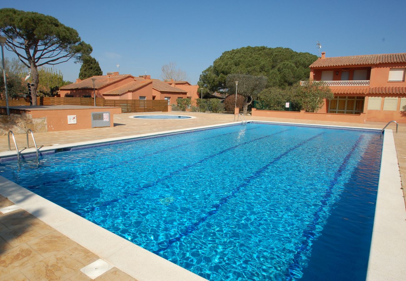 Casa adossada en Torroella de Montgri - Casa 124126 amb jardí privat i piscina comunitària a prop de la platja