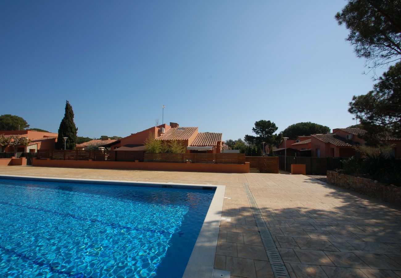 Casa adossada en Torroella de Montgri - Casa 124126 amb jardí privat i piscina comunitària a prop de la platja