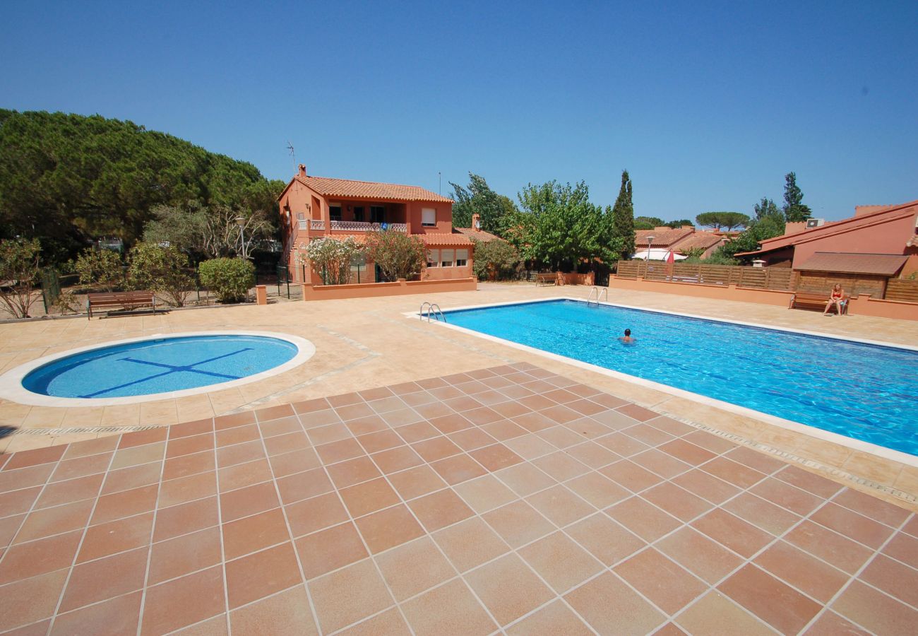 Casa adossada en Torroella de Montgri - Casa 124126 amb jardí privat i piscina comunitària a prop de la platja