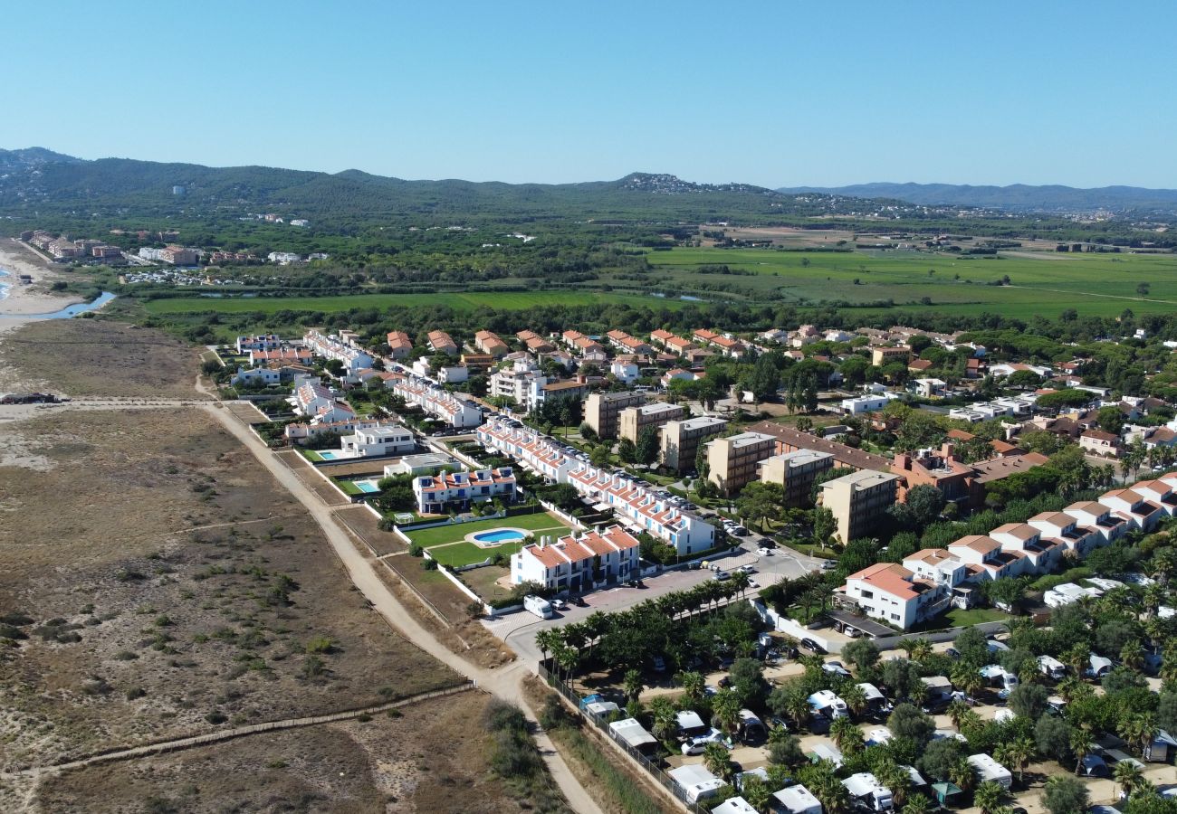 Casa adossada en Torroella de Montgri - Casa 124126 amb jardí privat i piscina comunitària a prop de la platja