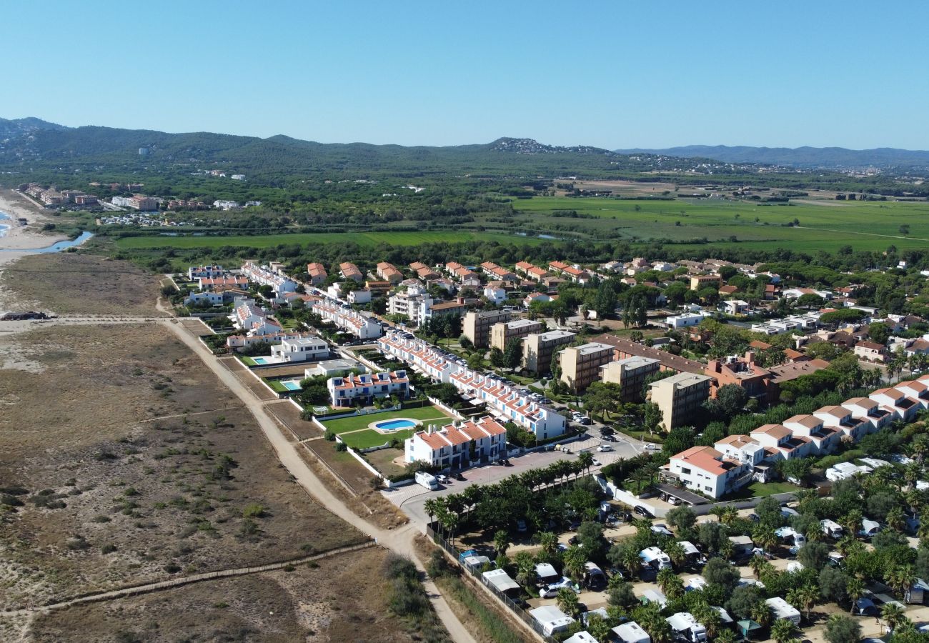 Casa adossada en Torroella de Montgri - Casa renovada Nº 44 amb jardí privat a prop de la platja