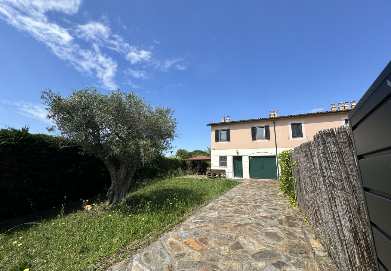 Casa adossada en Torroella de Montgri - Casa cantonera renovada amb jardí, nº 58