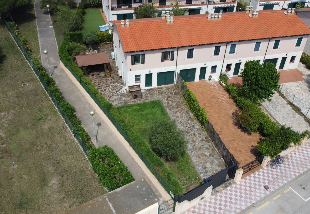 Casa adossada en Torroella de Montgri - Casa cantonera renovada amb jardí, nº 58