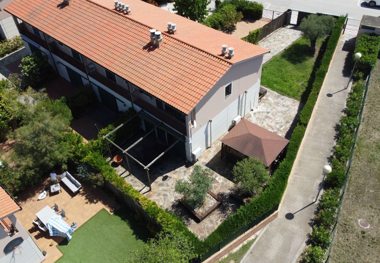 Casa adossada en Torroella de Montgri - Casa cantonera renovada amb jardí, nº 58