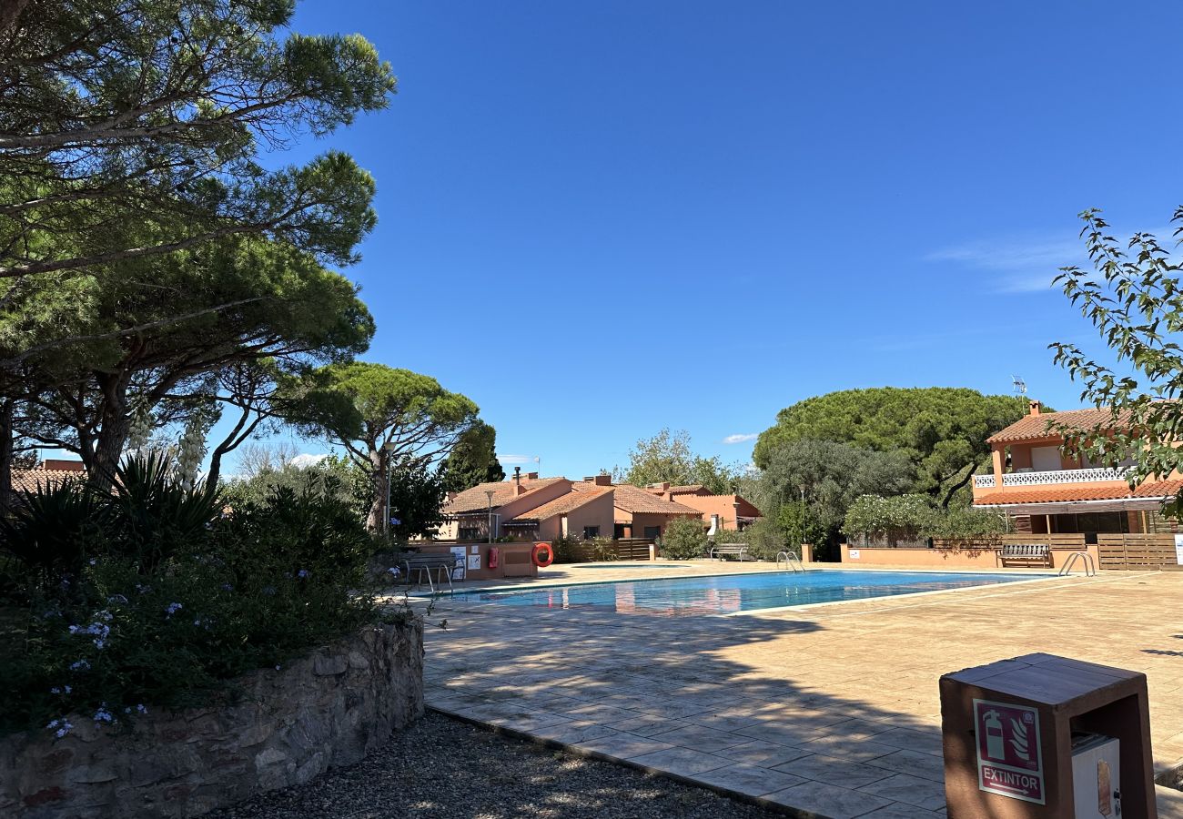 Casa adossada en Torroella de Montgri - Gregal 112 Casa Encantadora amb Jardí Privat i Piscina Comunitària.