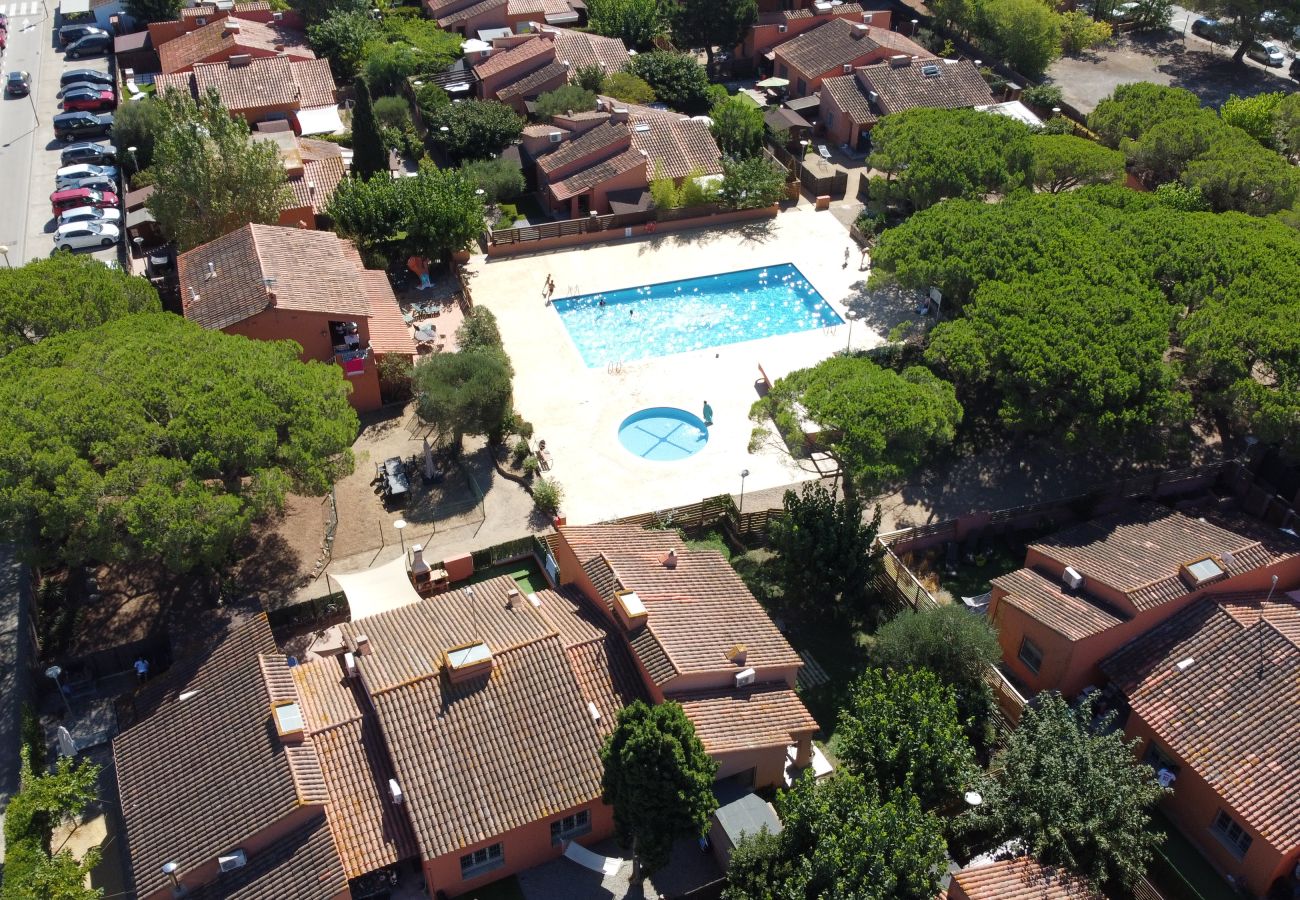 Casa adossada en Torroella de Montgri - Gregal 112 Casa Encantadora amb Jardí Privat i Piscina Comunitària.