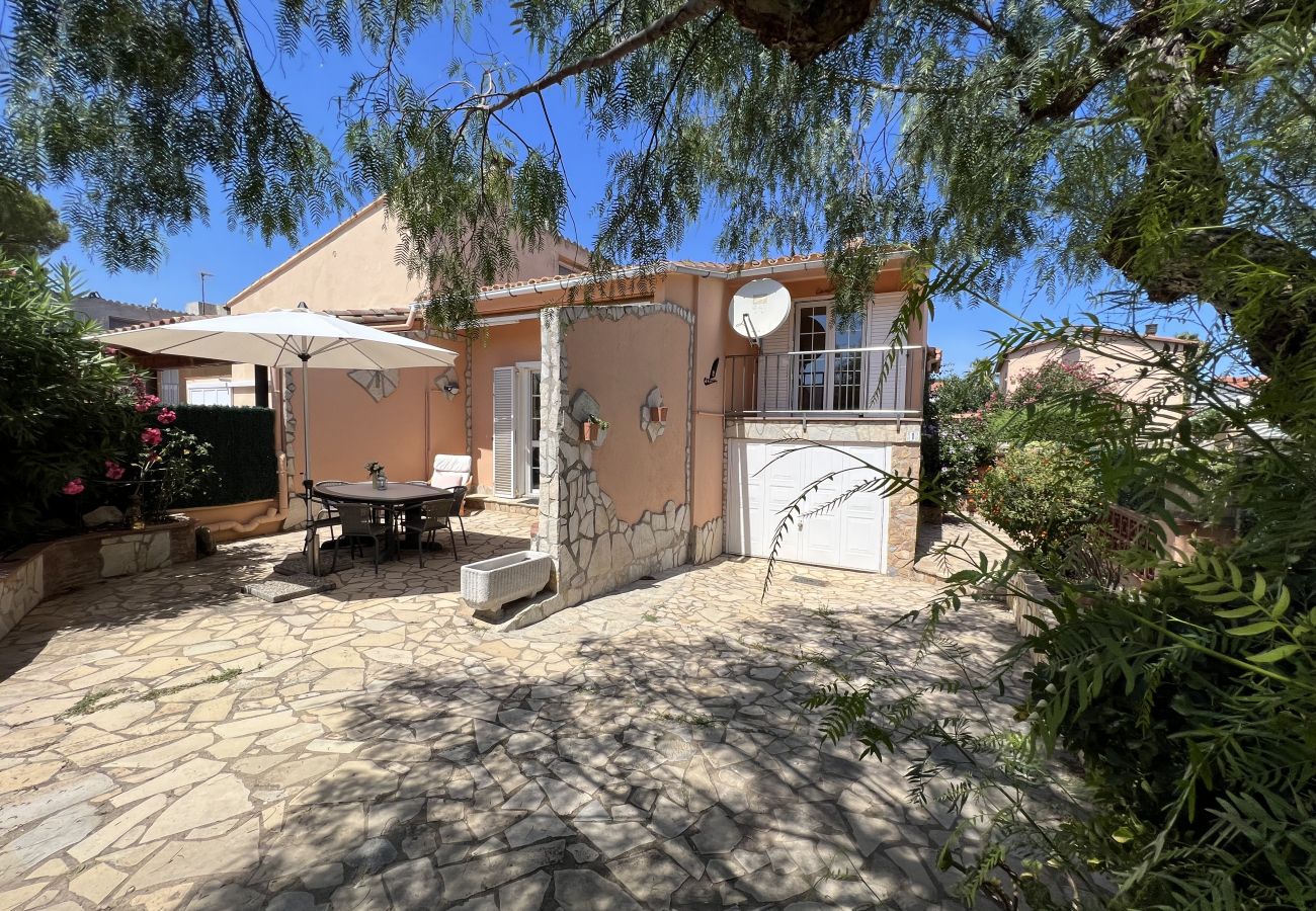 Stadthaus in Torroella de Montgri - Haus mit Garage nah am Strand