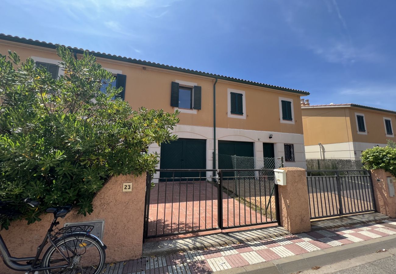 Stadthaus in Torroella de Montgri - Haus mit Garage in Strandnähe mit Gemeinschaftspool