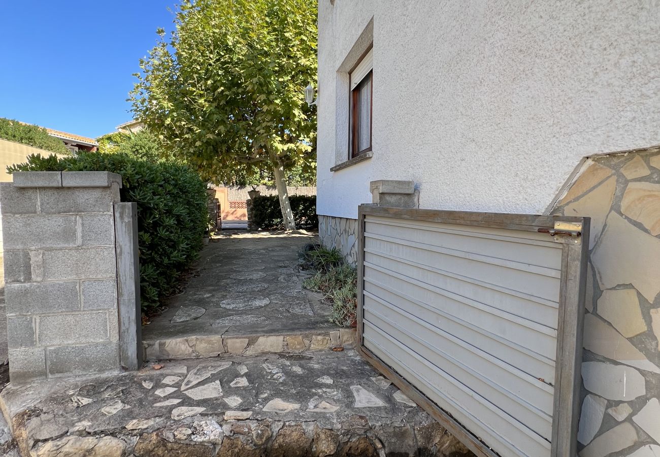 Stadthaus in Torroella de Montgri - Haus Nr. 34 in Strandnähe mit Garten und Garage