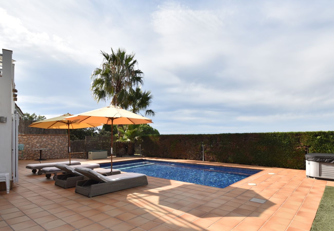 Ferienhaus in Pals - Freistehende Villa mit Aussicht und Pool in Pals