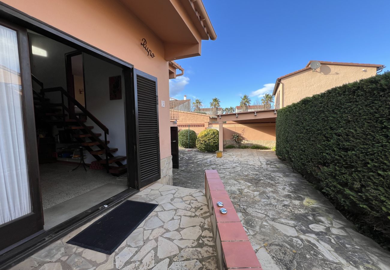 Stadthaus in Torroella de Montgri - Garsa 3: Haus zur Renovierung an der Costa Brava mit Garten und Parkplatz