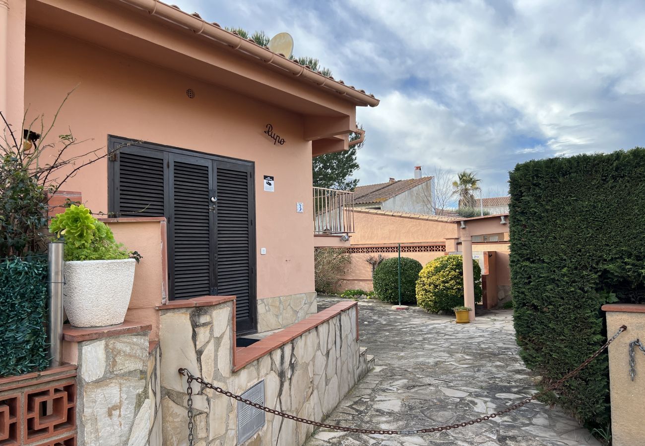 Stadthaus in Torroella de Montgri - Garsa 3: Haus zur Renovierung an der Costa Brava mit Garten und Parkplatz