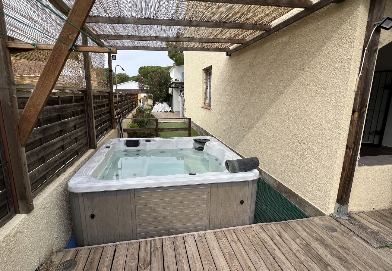 Herenhuis in Torroella de Montgri - Hoekhuis met privétuin en jacuzzi