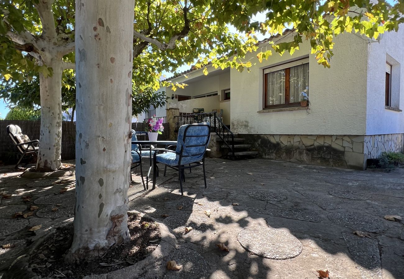 Herenhuis in Torroella de Montgri - Huis nr. 34 vlakbij het strand met tuin en garage