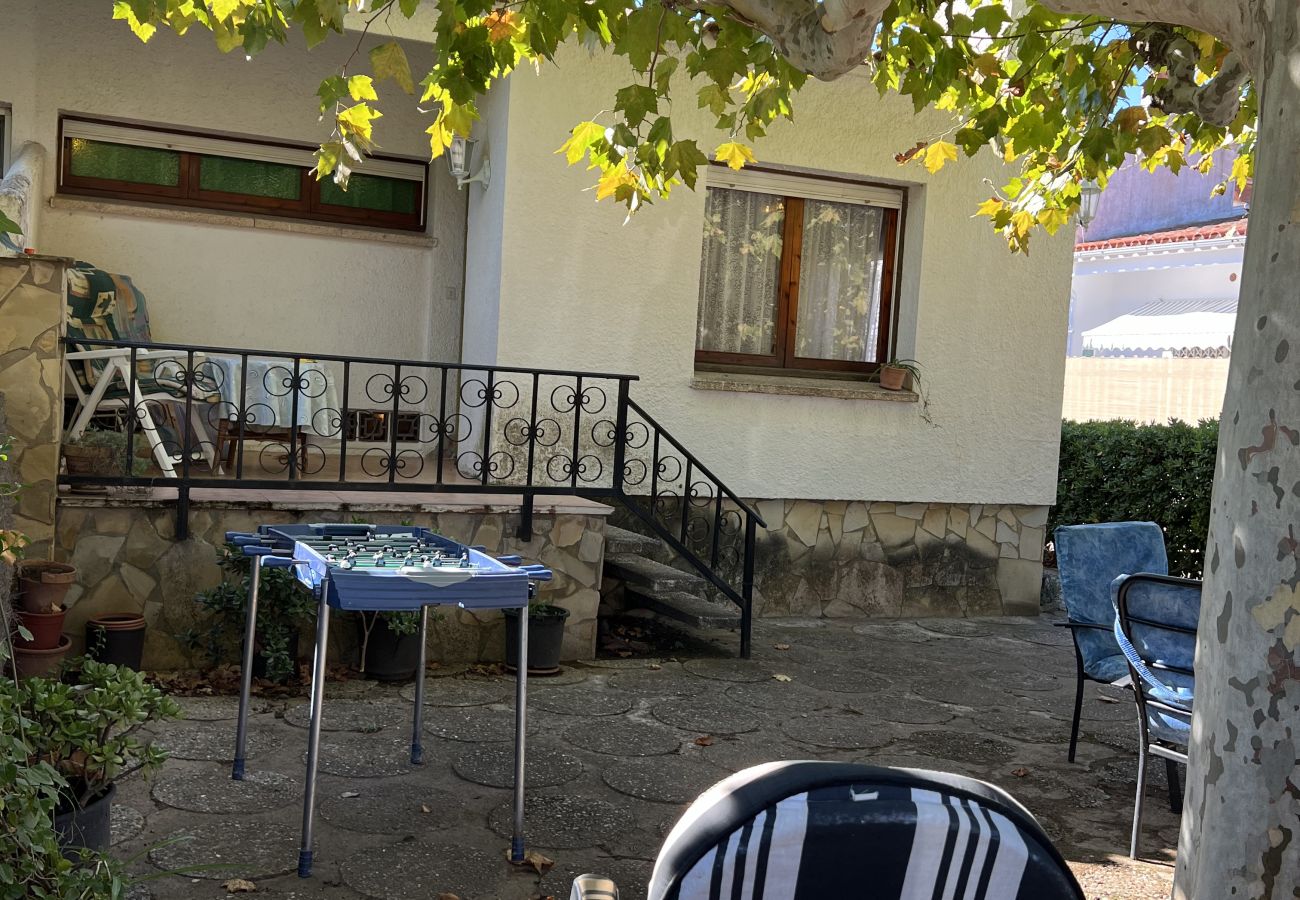 Herenhuis in Torroella de Montgri - Huis nr. 34 vlakbij het strand met tuin en garage