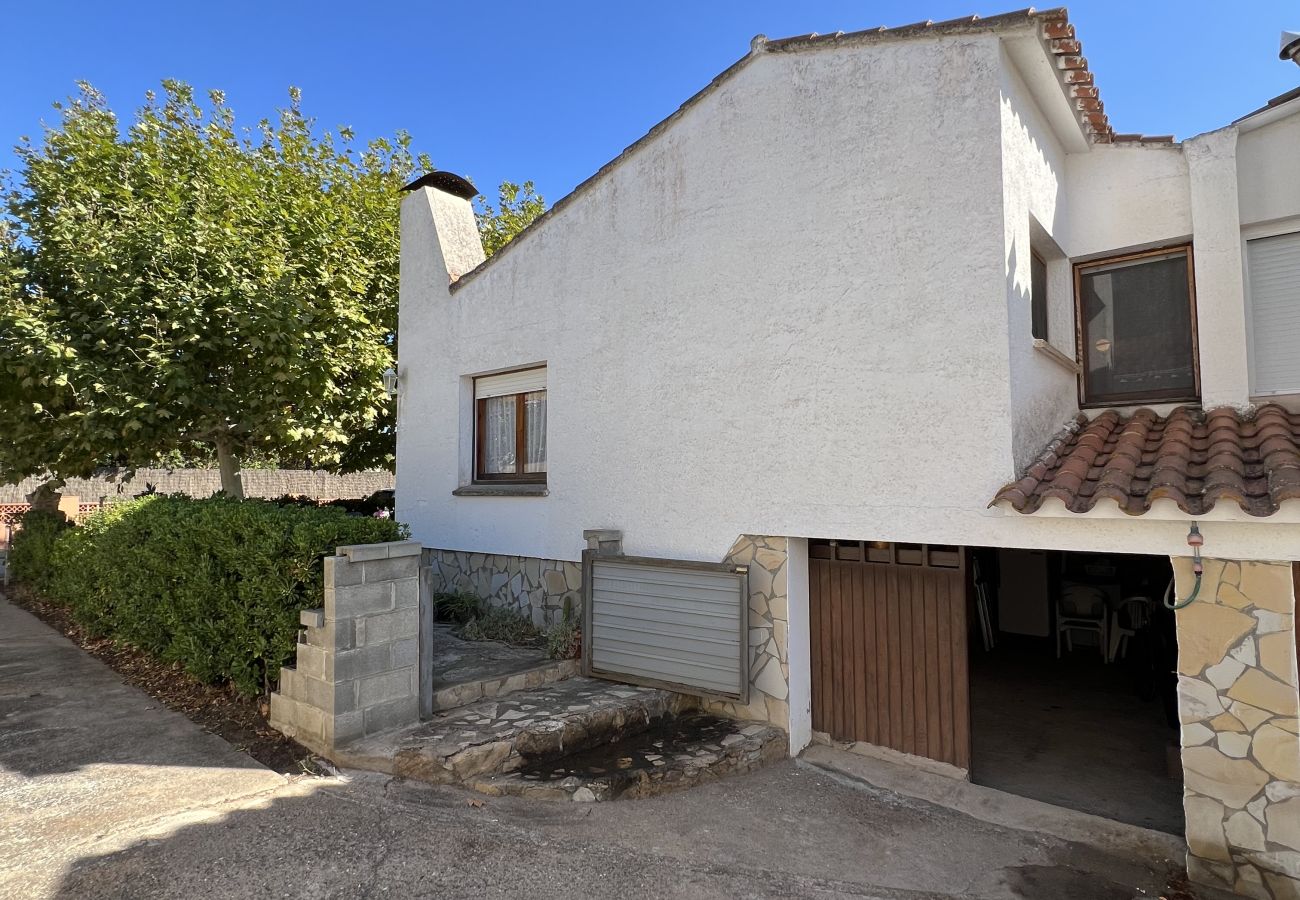 Rijhuis in Torroella de Montgri - Huis nr. 34 vlakbij het strand met tuin en garage