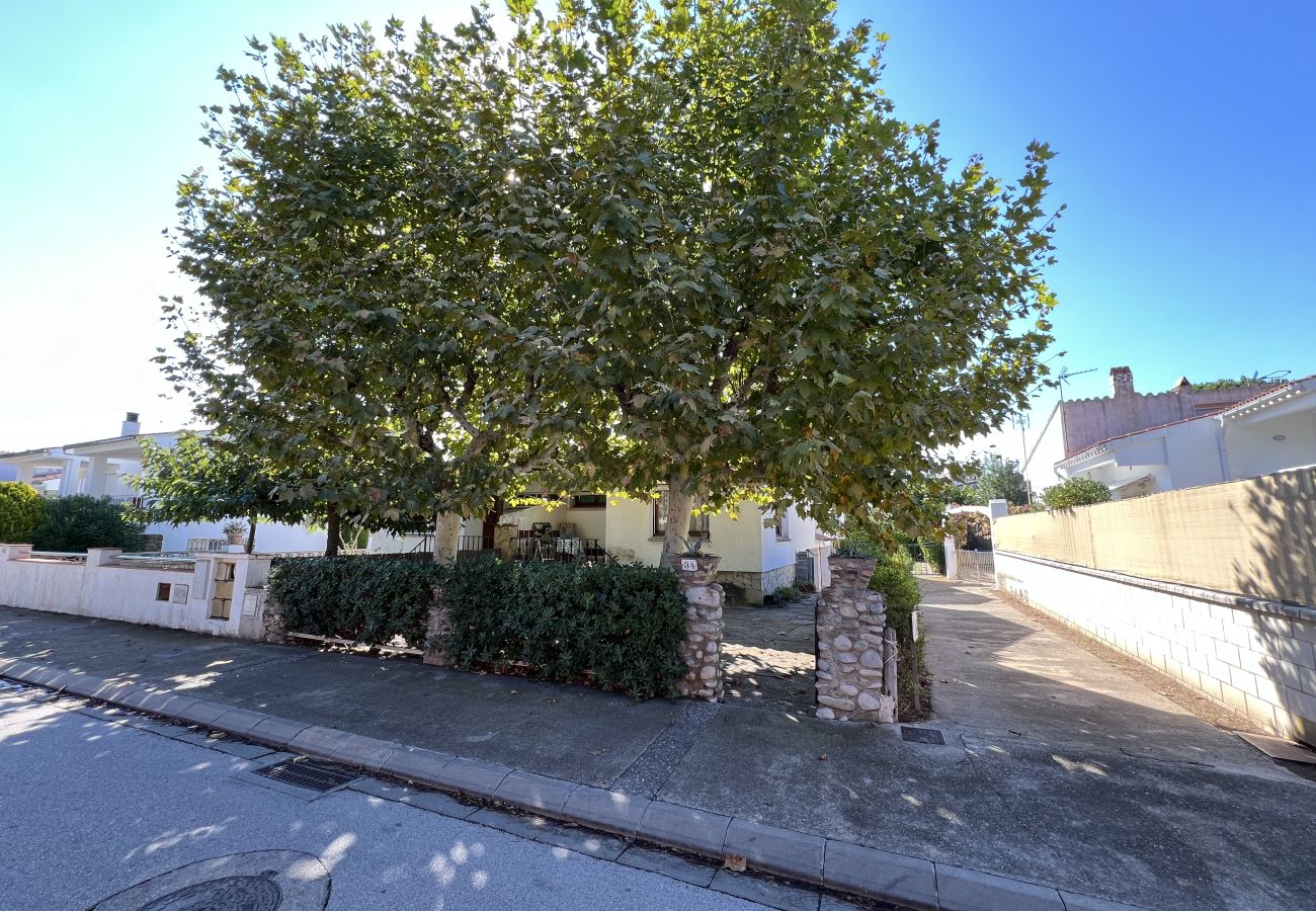 Rijhuis in Torroella de Montgri - Huis nr. 34 vlakbij het strand met tuin en garage