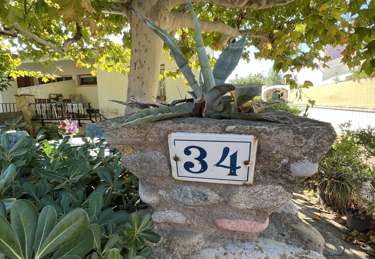 Herenhuis in Torroella de Montgri - Huis nr. 34 vlakbij het strand met tuin en garage