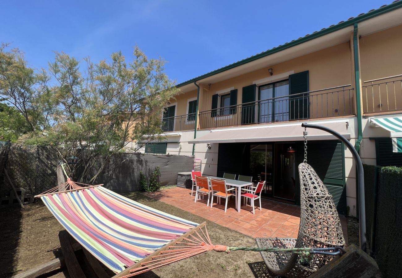 Casa adosada en Torroella de Montgri - Casa con garaje cerca de la playa con piscina comunitaria