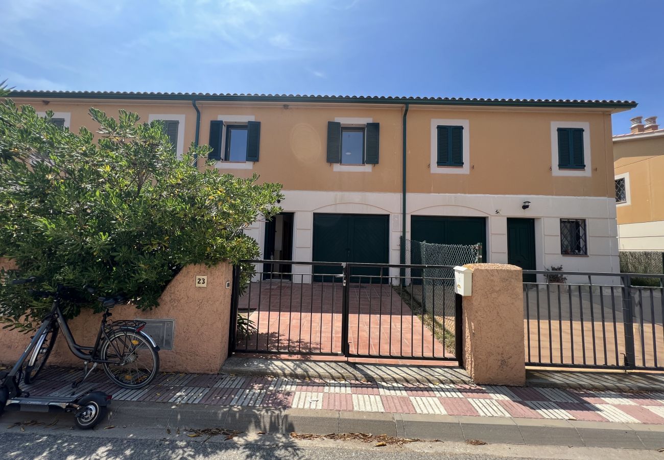 Casa adosada en Torroella de Montgri - Casa con garaje cerca de la playa con piscina comunitaria