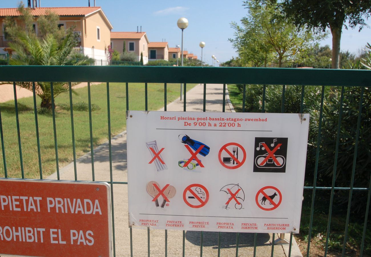 Casa adosada en Torroella de Montgri - Casa con garaje cerca de la playa con piscina comunitaria