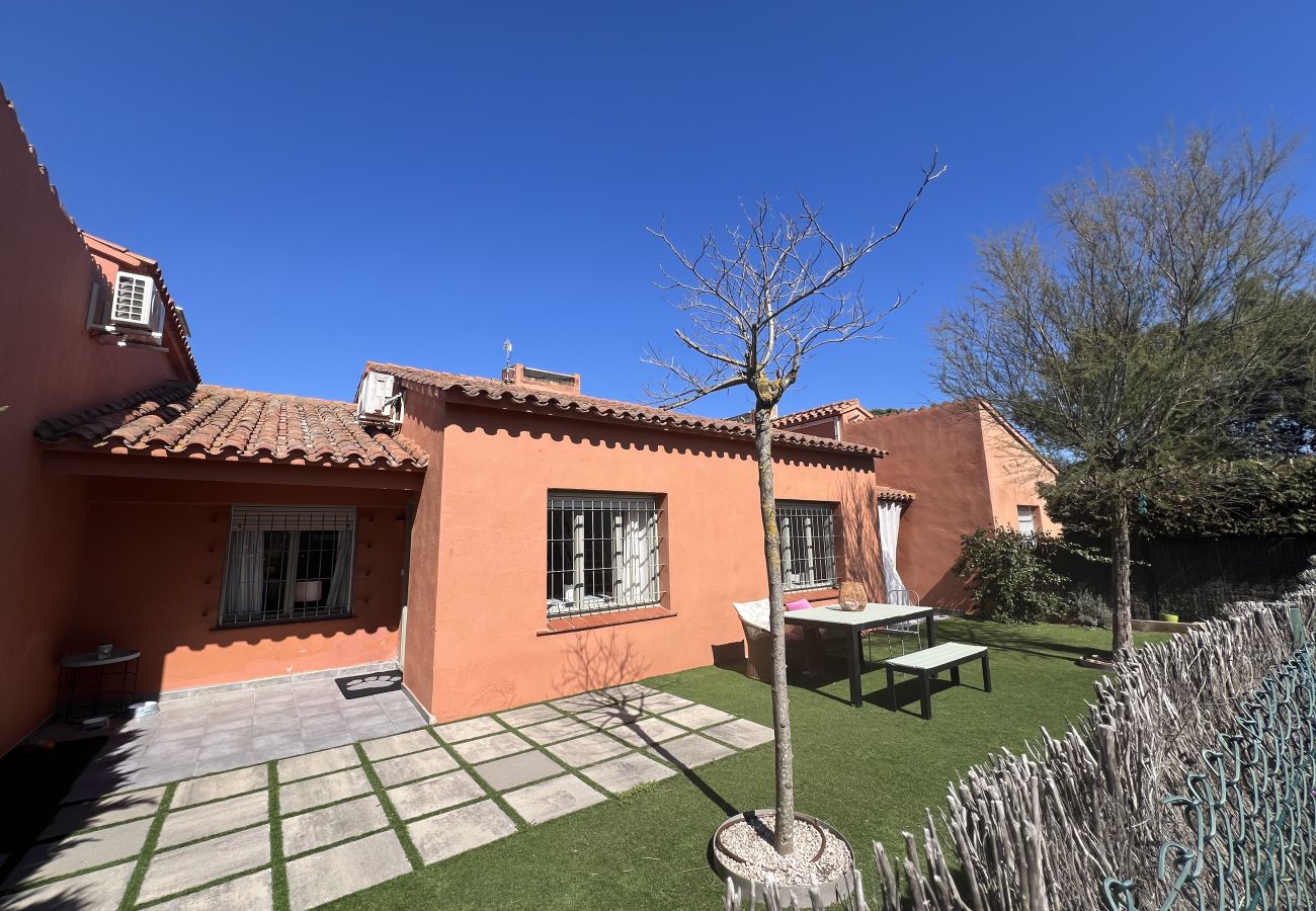 Casa adosada en Torroella de Montgri - Casa 124126 con jardín privado y piscina comunitaria cerca de la playa