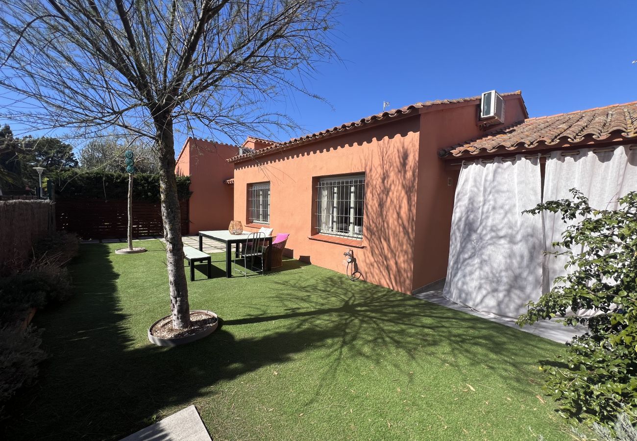 Casa adosada en Torroella de Montgri - Casa 124126 con jardín privado y piscina comunitaria cerca de la playa