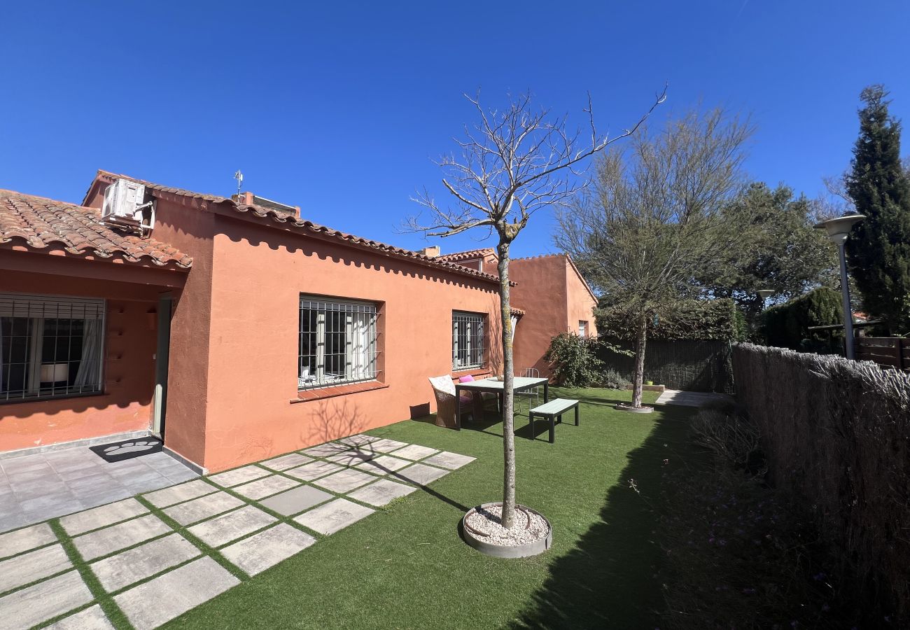 Casa adosada en Torroella de Montgri - Casa 124126 con jardín privado y piscina comunitaria cerca de la playa