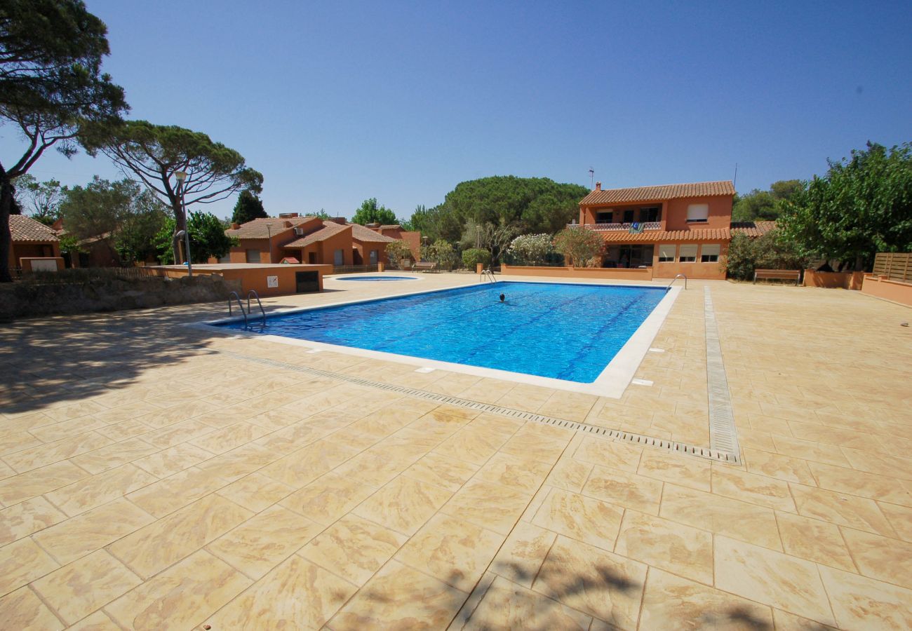 Casa adosada en Torroella de Montgri - Casa 124126 con jardín privado y piscina comunitaria cerca de la playa