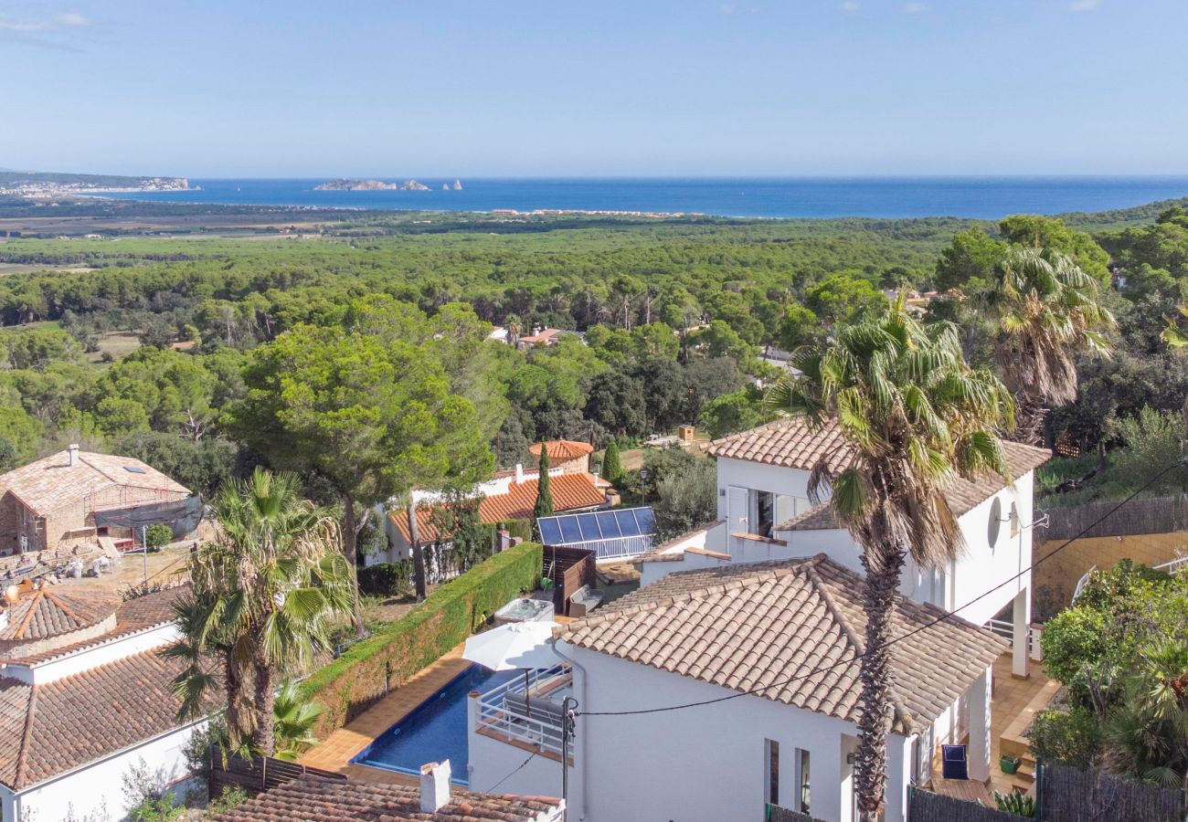 Casa en Pals - Villa independiente con vistas y piscina en Pals