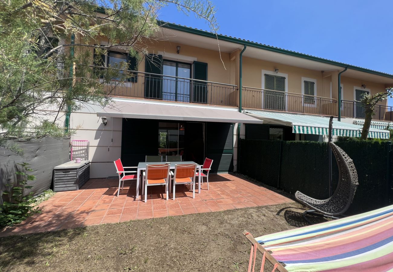 Maison mitoyenne à Torroella de Montgri - Maison avec garage près de la plage avec piscine commune