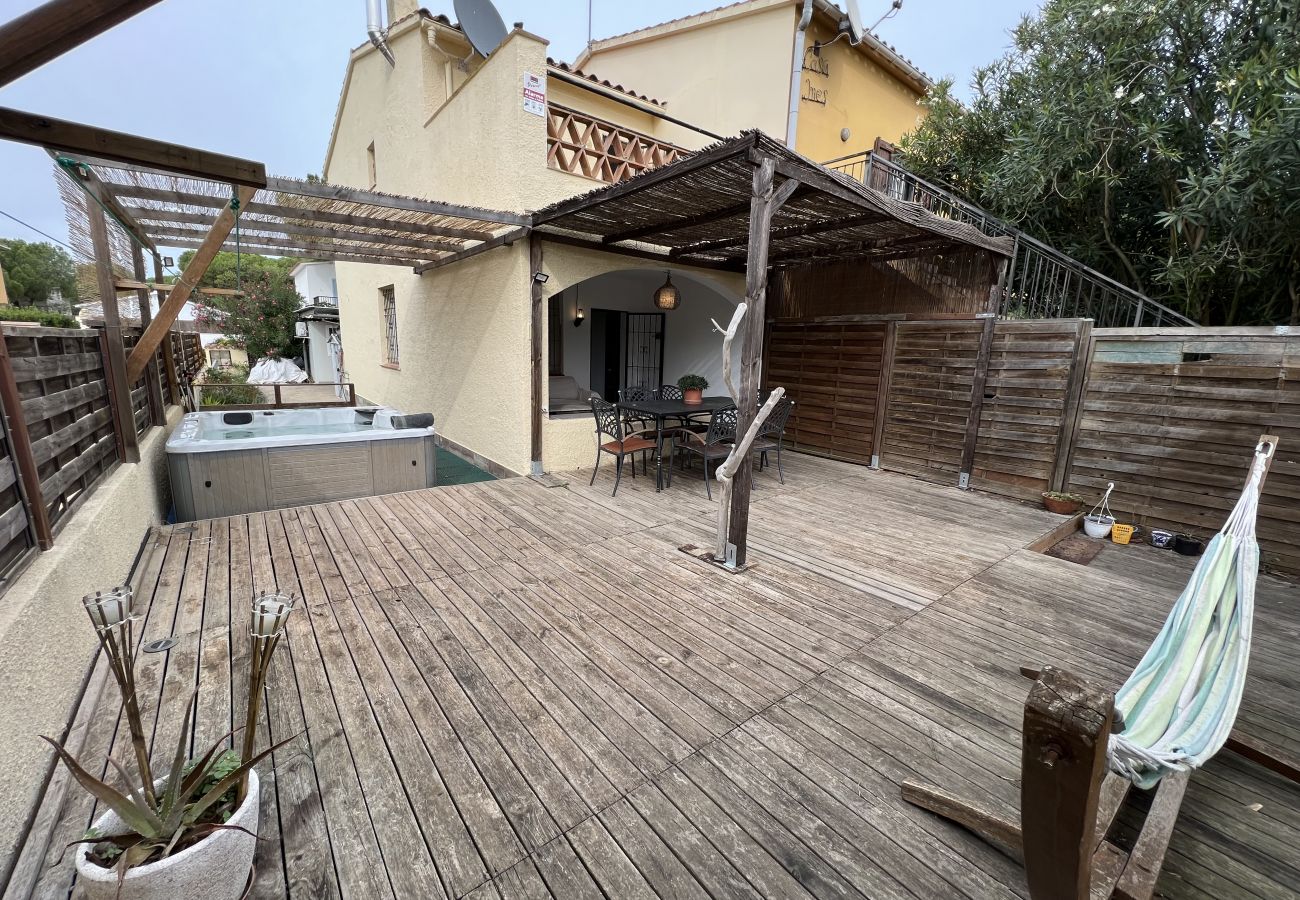 Maison mitoyenne à Torroella de Montgri - Maison mitoyenne avec jardin privé et jacuzzi