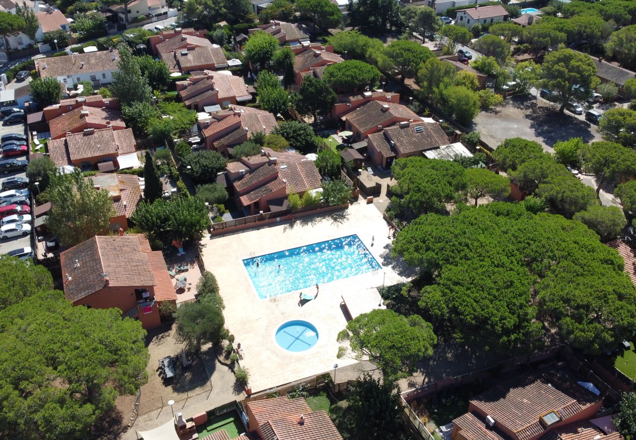 Maison mitoyenne à Torroella de Montgri - Maison 124126 avec jardin privé et piscine communautaire près de la plage