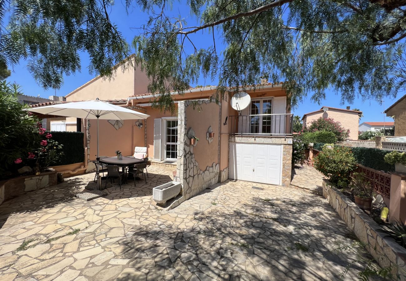 Townhouse in Torroella de Montgri - House with garage near the beach