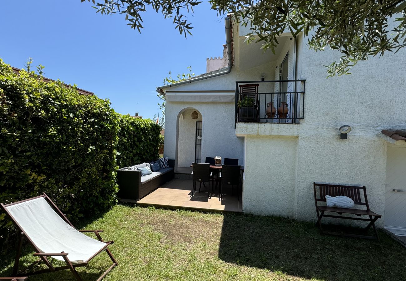 Townhouse in Torroella de Montgri - Renovated house No. 44 with private garden near the beach