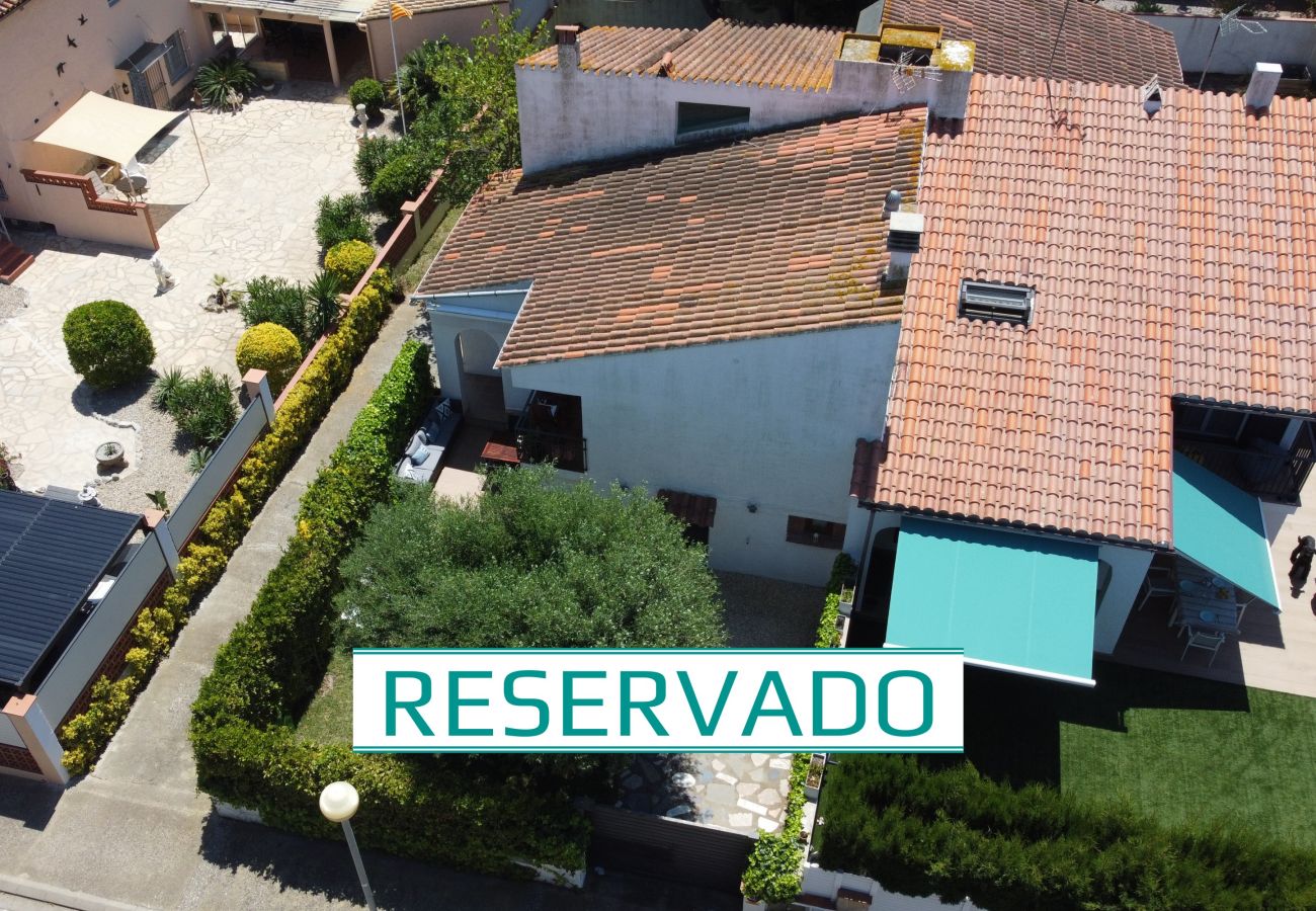 Townhouse in Torroella de Montgri - Renovated house No. 44 with private garden near the beach