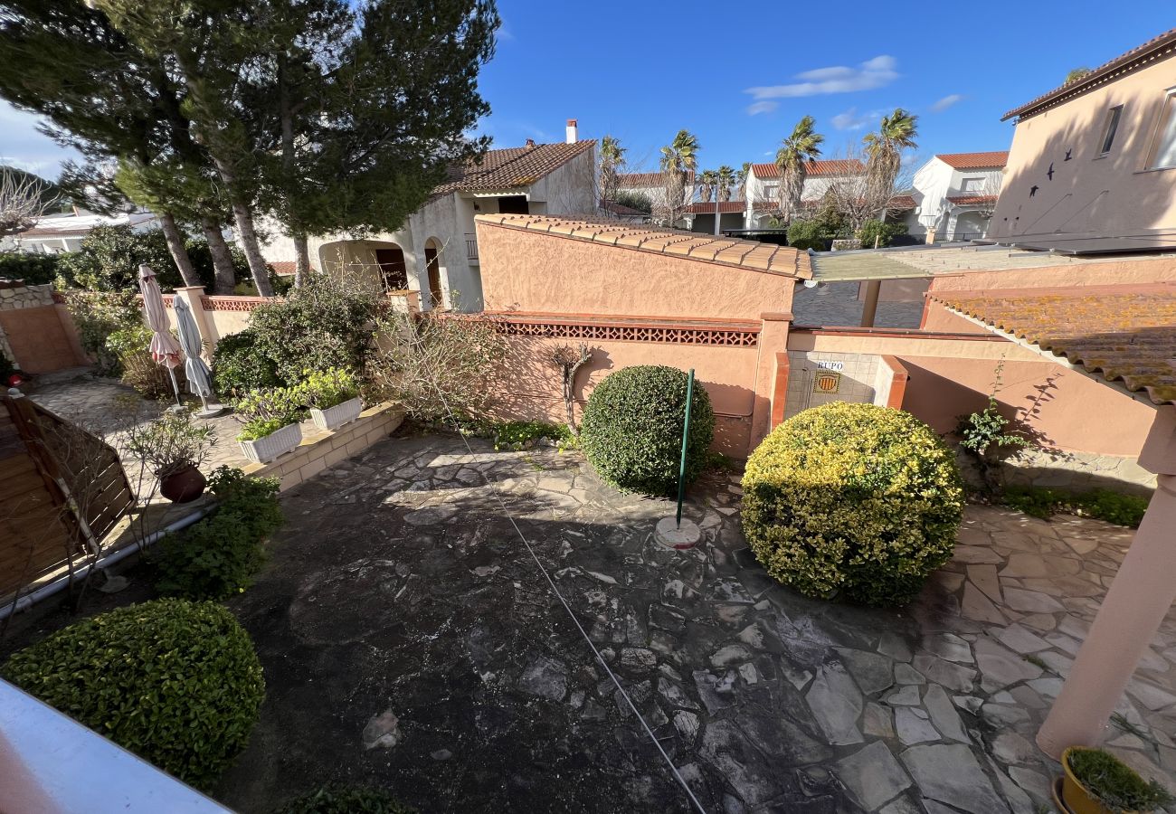 Townhouse in Torroella de Montgri - Garsa 3: House to Renovate on the Costa Brava with Garden and Parking